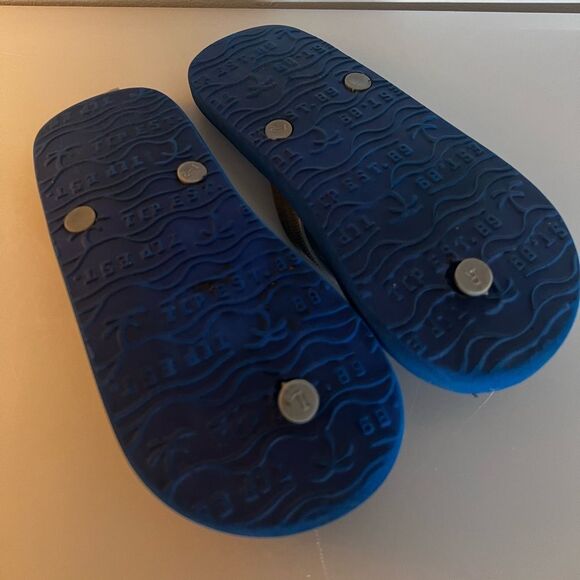 Shark flip-flops size 1/2 - Picture 3 of 3